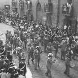 Per le le strade di Bari era una festa continua. Musica innanzitutto. Tra le vie marciavano bande musicali che proponevano le cosiddette �maggiolate� (componimenti musicali di carattere popolare) al suono du tammer�idde (tamburello) e de la castaggn�le (nacchera)